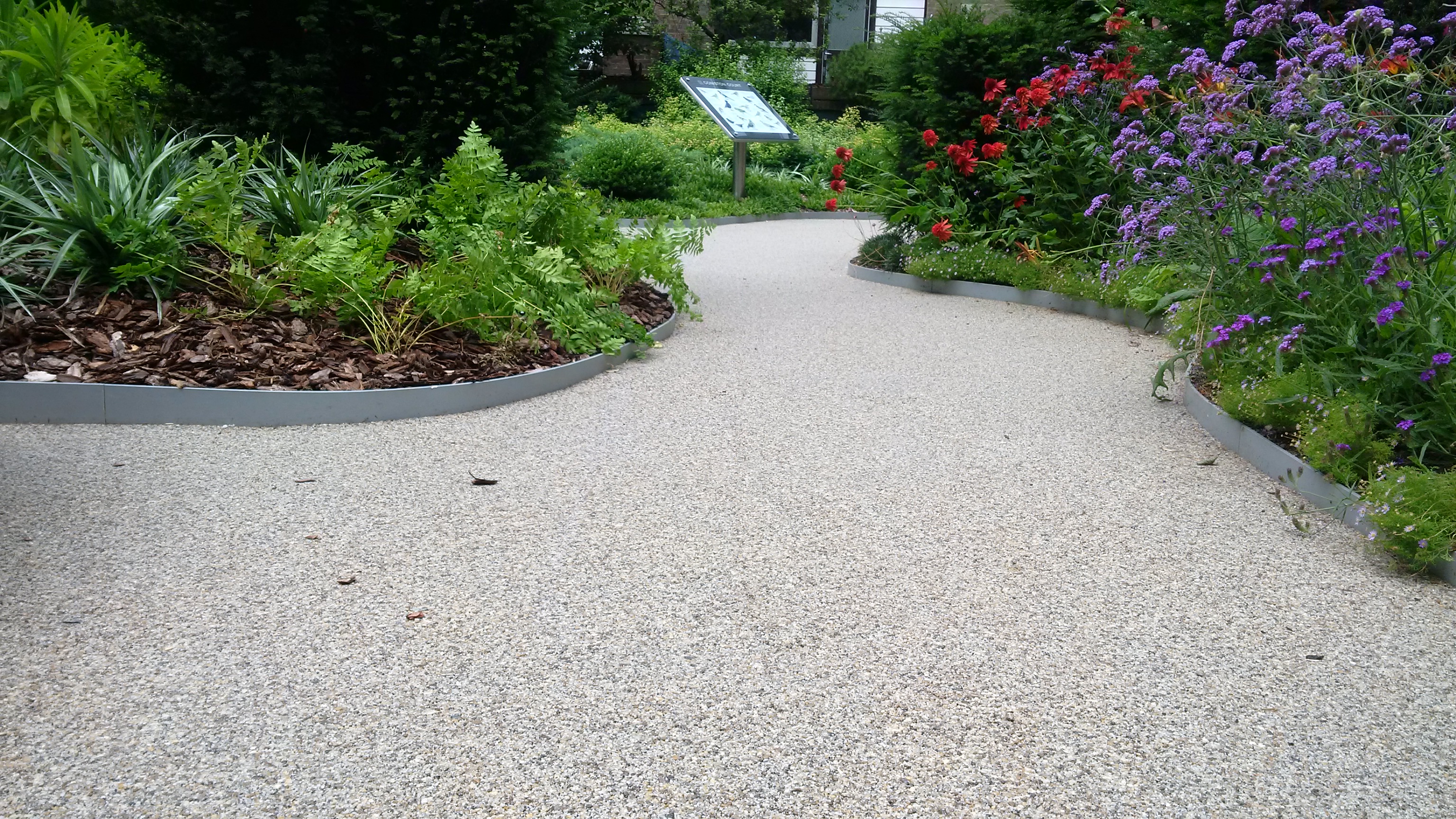 Winter-Ready Landscapes: How Aluminium Edging Survives Harsh Weather