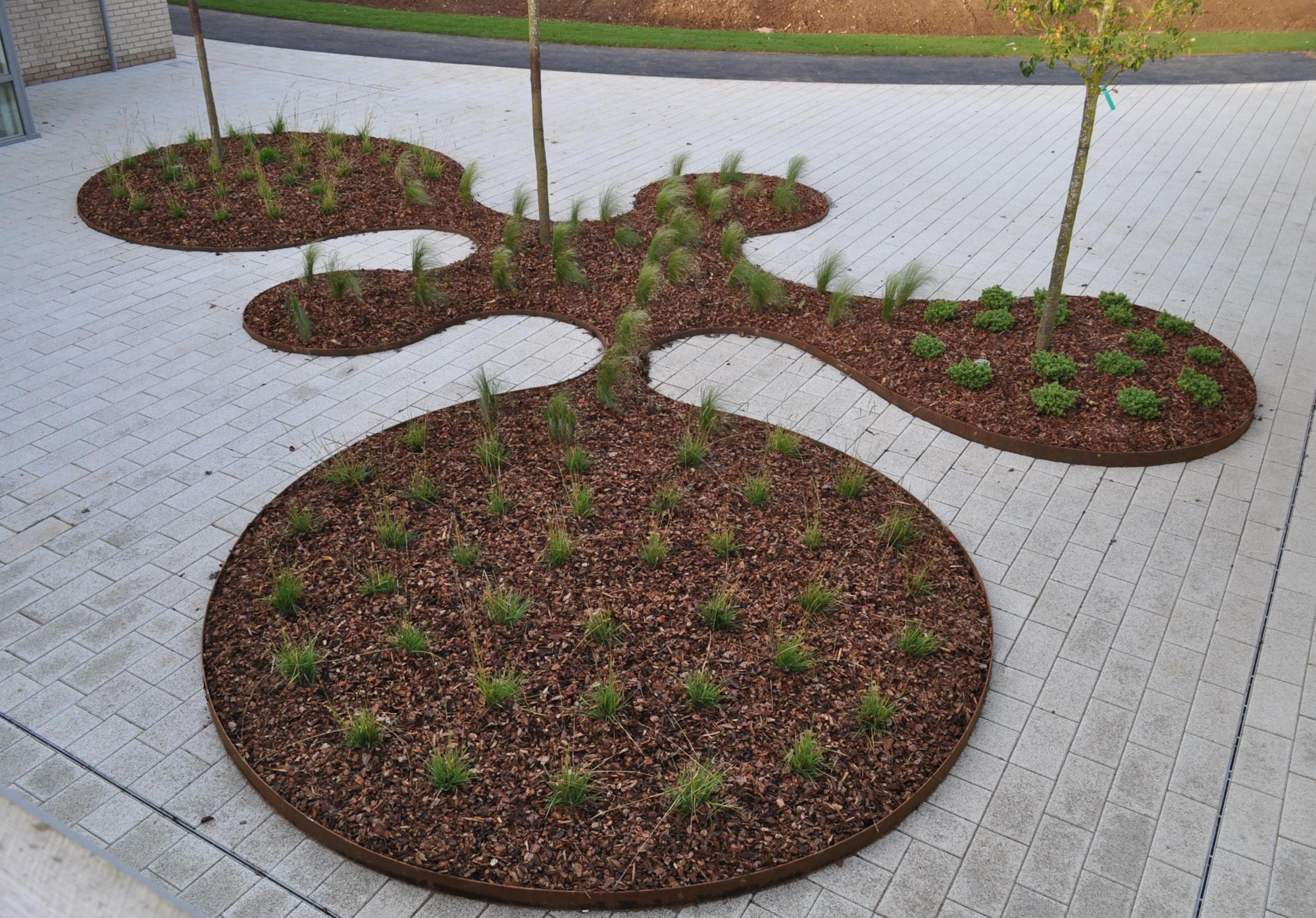 steel edging minimalist curve design